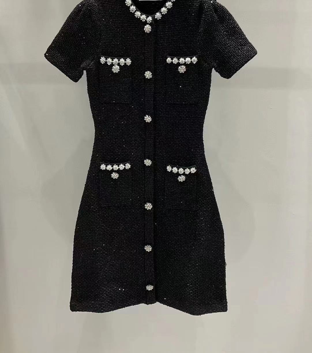 Black single-breasted short-sleeved knit dress