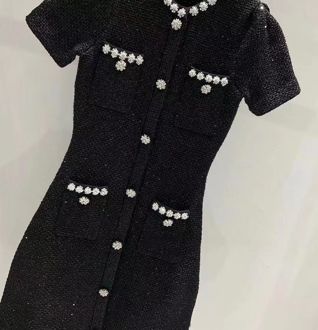 Black single-breasted short-sleeved knit dress