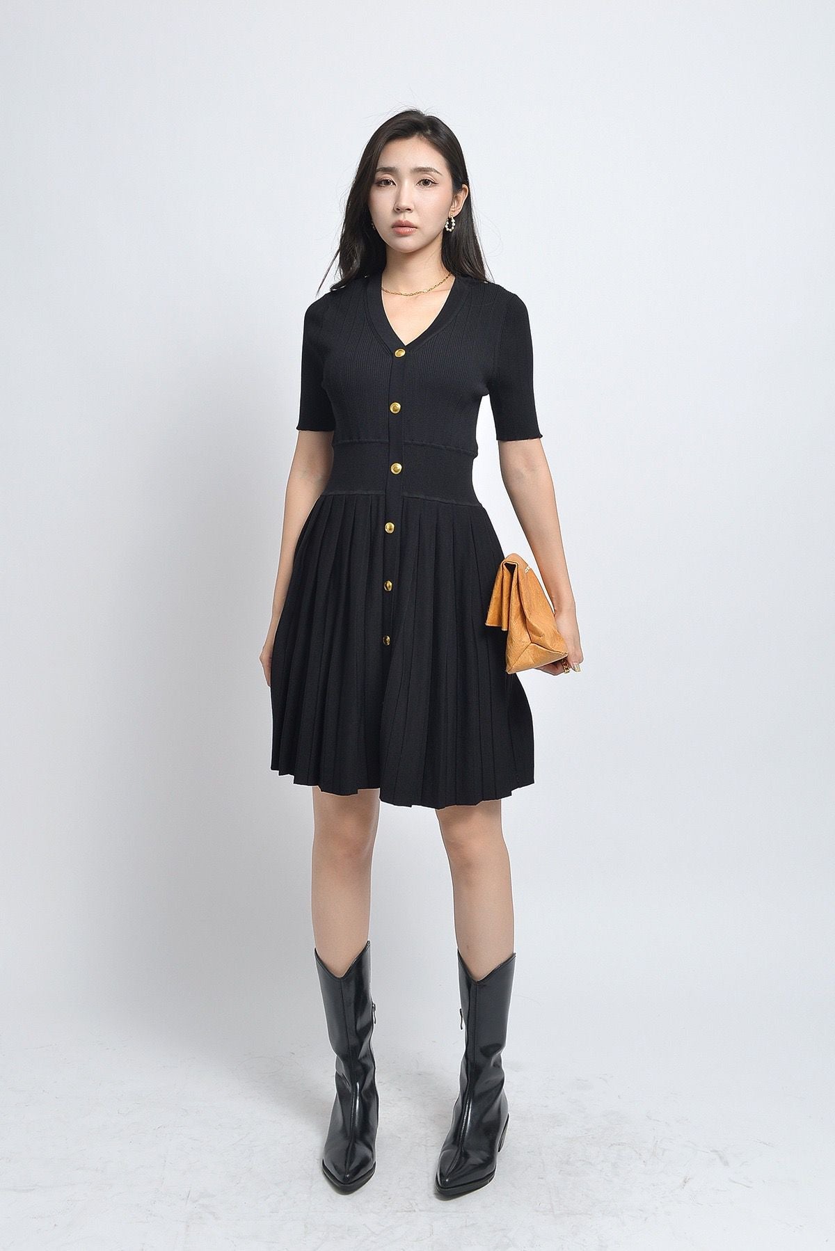 Hepburn style single-breasted dress 2023 summer new V-neck short sleeve black waist slim knit skirt