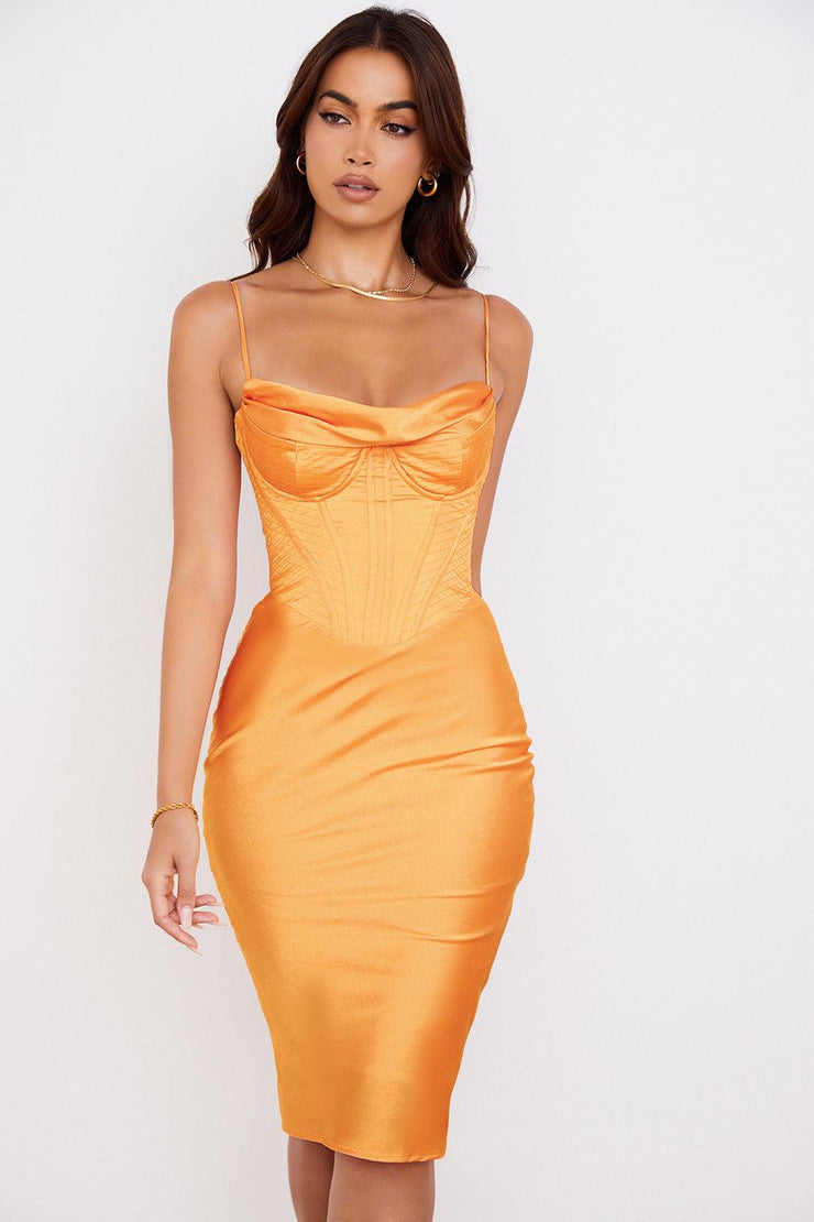 El naranja está de moda, vestido ajustado tipo corset 🧡 💘Aquí